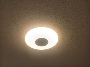 Photo de galerie - Pose plafonnier à Led avec haut-parleur bleutooth