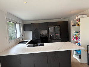 Photo de galerie - Pose de cuisine avec îlot centrale 