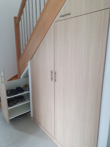 Photo de galerie - Fabrication sur mesure d’un dressing sous escalier