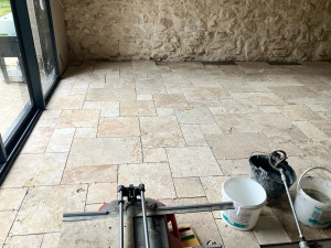 Photo de galerie - Pose de travertin en opus romain 