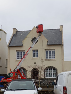 Photo de galerie - Travaux de couverture réparation fuite changement ardoise tuile faîtière solin peinture reprise de fissure et micro fissure