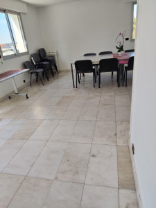 Photo de galerie - Nettoyage d’une salle de réunion, avant l’arrivée des clients. 