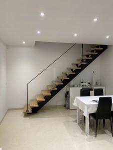 Photo de galerie - Fabrication et pose d’un escalier avec marches en bois. 