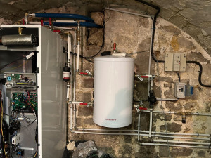 Photo de galerie - Installation d’un système de chauffage par pompe à chaleur avec raccordement au réseau de chauffage existant. Réalisation des raccordements hydrauliques, mise en service et réglage de l’installation pour assurer un chauffage performant et économique.