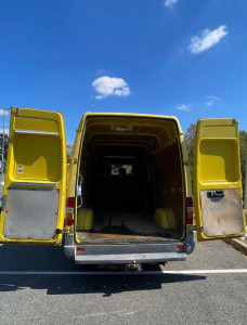 Photo de galerie - Bonjour je suis véhiculé d’un 12 mètre cube pour tous vos petits transports et objets encombrant ou même pour débarrasser des meubles ou autre n’hésitez pas à me contacter je suis disponible toute heure tout les jours 
