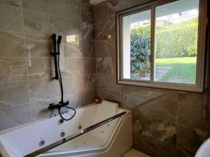 Photo de galerie - Pose d une baignoire a remous 