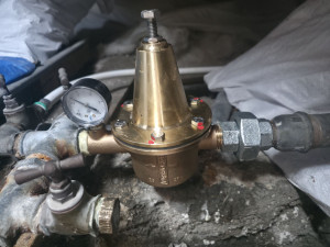 Photo de galerie - Remplacement d'un réducteur de pression lors d'une intervention d'urgence(fuite active en toiture)