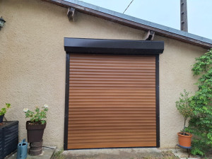 Photo de galerie - Pose d'une porte de garage enroulable en facade