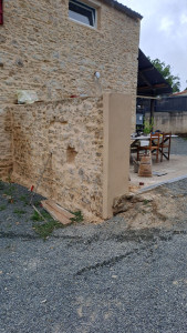 Photo de galerie - Enduit sur un mur de pierre cassé 