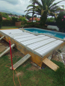 Photo de galerie - Création terrasse piscine 
fondation+ poteau béton 
poutre coffrée coulée puis pose plancher hourdis
