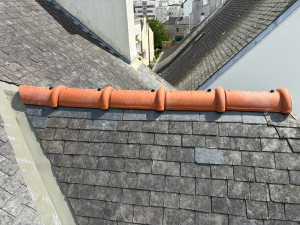 Photo de galerie - Remplacement des faîtière abîmées par des fessière neuves avec tire fond de 22 cm, torsadées et capuchon d’étanchéité