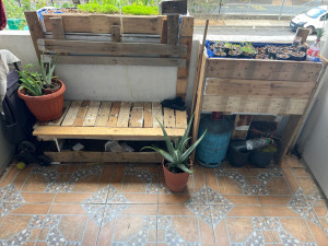 Photo de galerie - Carrelage, et création de jardinières, plus banc, incrusté d’une jardinière