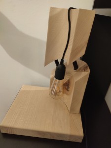 Photo de galerie - Fabrication d'une lampe de chevet en Frêne massif.
