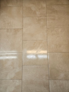 Photo de galerie - Nettoyage joints de carrelage,  qui étaient noirs avant intervention 