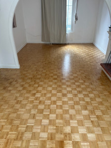 Photo de galerie -  Rénovation d’un parquet mosaïque  Ponçage complet du parquet existant, suivi d’une vitrification pour retrouver l’aspect naturel du bois tout en assurant une protection durable.  Un parquet ancien remis en valeur et une pièce beaucoup plus lumineuse. 