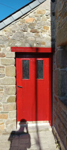 Photo de galerie - Fabrication complète en bois avec plexiglass d'une porte de dépendance .