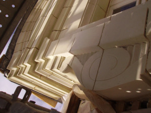 Photo de galerie - Taille et pose de pierres de tuffeau pour un chien assis