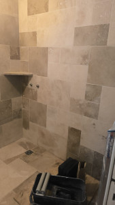 Photo de galerie - Salle de bain em travertin 
