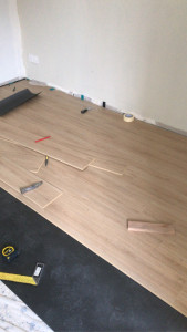Photo de galerie - Pose parquet/plinthes 