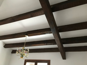 Photo de galerie - Plafond blanc finitions , peinture  sur les poutre  en bois 