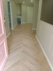 Photo de galerie - Parquet collé en battons rompu 