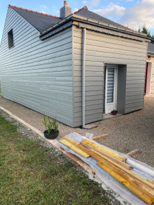 Photo de galerie - Pose d’un bardage fibro-ciment avec finition alu