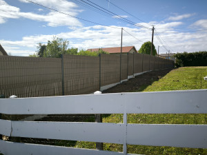Photo de galerie - Création d'une clôture rigide avec soubassement béton et occultant composite brun 