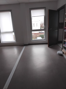 Photo de galerie - «Fenêtres de bureau nettoyées à fond : verre cristallin, sans traces ni poussières. Vue dégagée et éclatante ! Service pro pour espaces de travail.