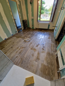 Photo de galerie - Ragréage et pose de carrelage dans une salle de bain. 