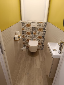 Photo de galerie - WC suspendu, lave mains et faïences 