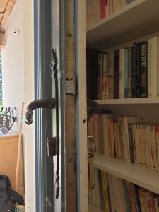 Photo de galerie - Intervention et remplacement de crémone de porte d'entrée ,fenêtre 
