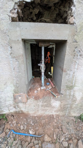 Photo de galerie - Création d'une fenêtre dans un mur en pierre 