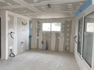 Photo de galerie - Réalisation plafond + doublage dans une cuisine ainsi que les jointoiement des plaques.