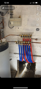 Photo de galerie - Pose d’une nourrice raccorder en per pour alimenter les différents point d’eau de la maison passer par le vide sanitaire et en cuivre pour alimenter de la vanne d’arrêt de la maison à la chaudière 