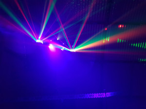 Photo de galerie - Rampe Led + Laser + machine à fumée + Enceinte audio 