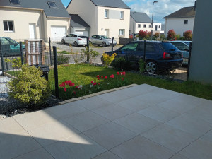 Photo de galerie - Pose de la cloture avec des plaques de soubassement et de la terrasse. Plantation d'arbustes