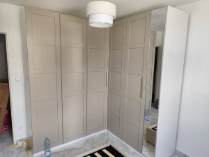 Photo de galerie - Dressing Ikea avec tout ses compléments ( étagères , tringles et tiroirs de toutes sortes )