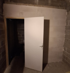 Photo de galerie - Cloison en siporex et pose de porte, garage.