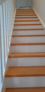 Photo de galerie -  Mise en peinture glycero et vitrificateur sur une escalier dans le une maison neuve 