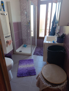 Photo de galerie - Nettoyage salle de bain ,vitre ( noir) tache monsieur très très content moi aussi faire plaisir aussi de voir ,que il sont content c'est un plaisir.