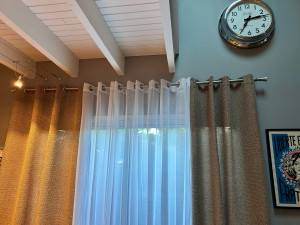 Photo de galerie - Pose de tringles à rideaux.