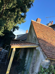 Photo de galerie - Réalisation d’une couverture en tuiles de pays