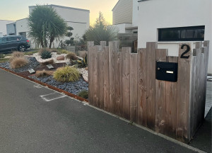 Photo de galerie - Création d’un cache poubelles + plancher bois 