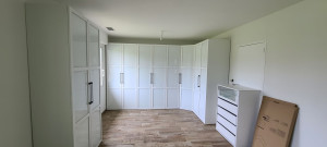 Photo de galerie - Installation pose et fixation d'un dressing complet  (4m x 2.20m pour la partie au fond) en plus des meubles autours qui font parti du dressing