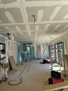 Photo de galerie - Extension réaménage plafond sur ossatures métallique suspentes,fourrures,vis, isolation 300mm et,.Doublage periphere ossature métallique fourrure avec optima. isolation 150mm BA13 chez Mr Soufiane à Pessac 