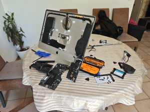 Photo de galerie - Cette photo montre la mise à jour d'un iMac 21 pouces par le remplacement de la RAM et l'ajout d'un SSD.

