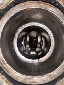 Photo de galerie - J’ai entièrement refait le bloc moteur de ma voiture en remplaçant la segmentation défectueuse. Le jeu à la coupe des segments d’étanchéité était supérieur à 0,8mm pour 0,4lm en côté maximale admissible. 