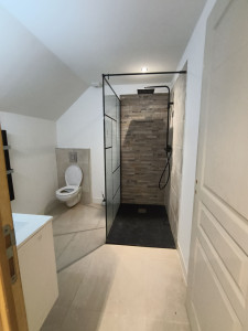 Photo de galerie - Réalisation d'une salle de bain, électricité, plomberie, placo bandes et peinture et carrelage 