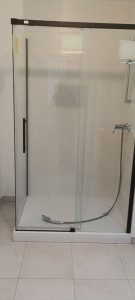 Photo de galerie - Montage de salle de bain en verre porte coulissante