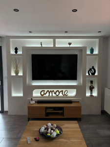 Photo de galerie - Création d'un meuble TV sur mesure avec niches et rétroéclairage